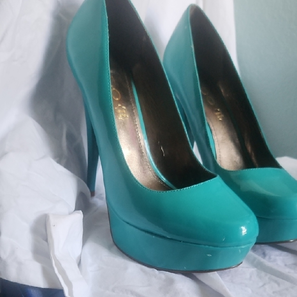 Aldo Size 8.5 Gold Tone Leather Sole Terquoise Patent Leathet Platform Heel